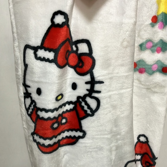 ONLY 1 LEFT! NWT 2023 HELLO KITTY PLUSH CHRISTMAS TREE CHRISTMAS THROW BLANKET - Picture 9 of 9